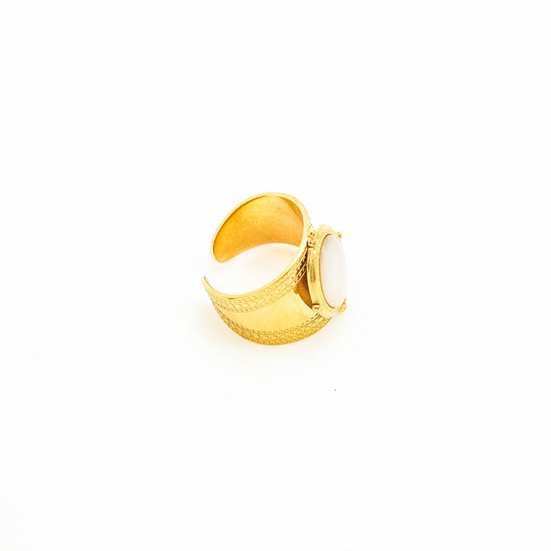 Oval White Nacre Gold Rings