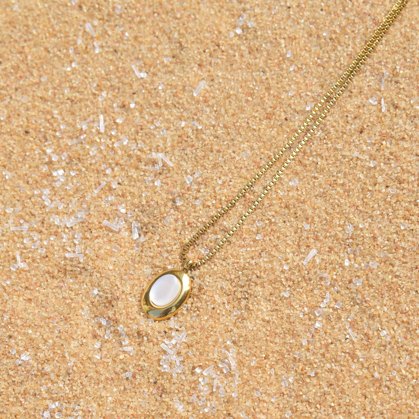 Oval White Nacre Pendant Gold Necklace