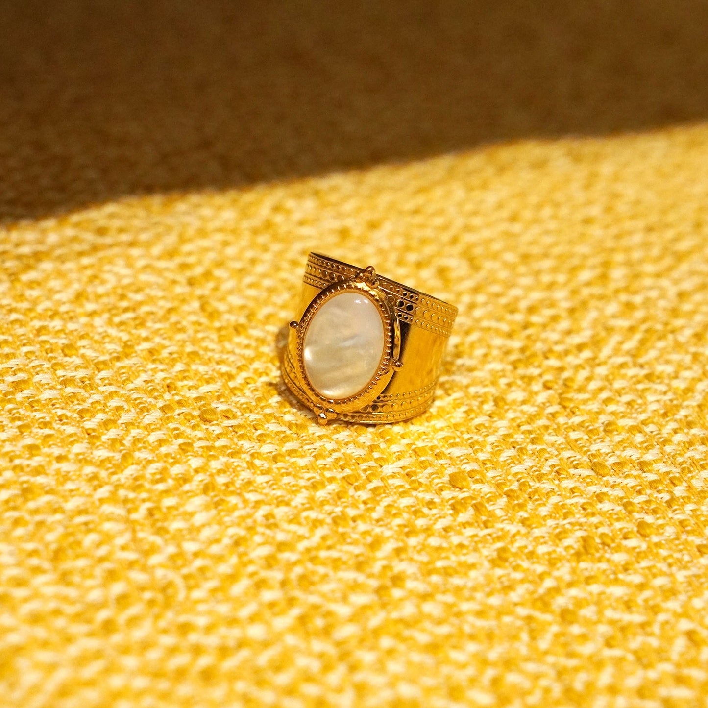 Oval White Nacre Gold Rings